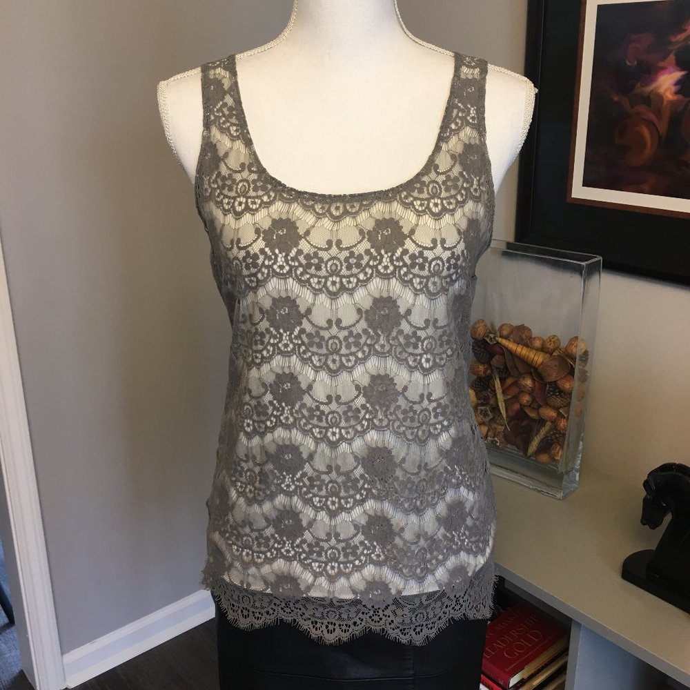 GRAY LACE SCALLOPED SHELL